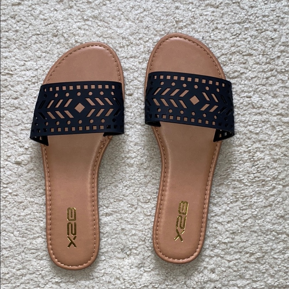 Black/brown patterned sandals